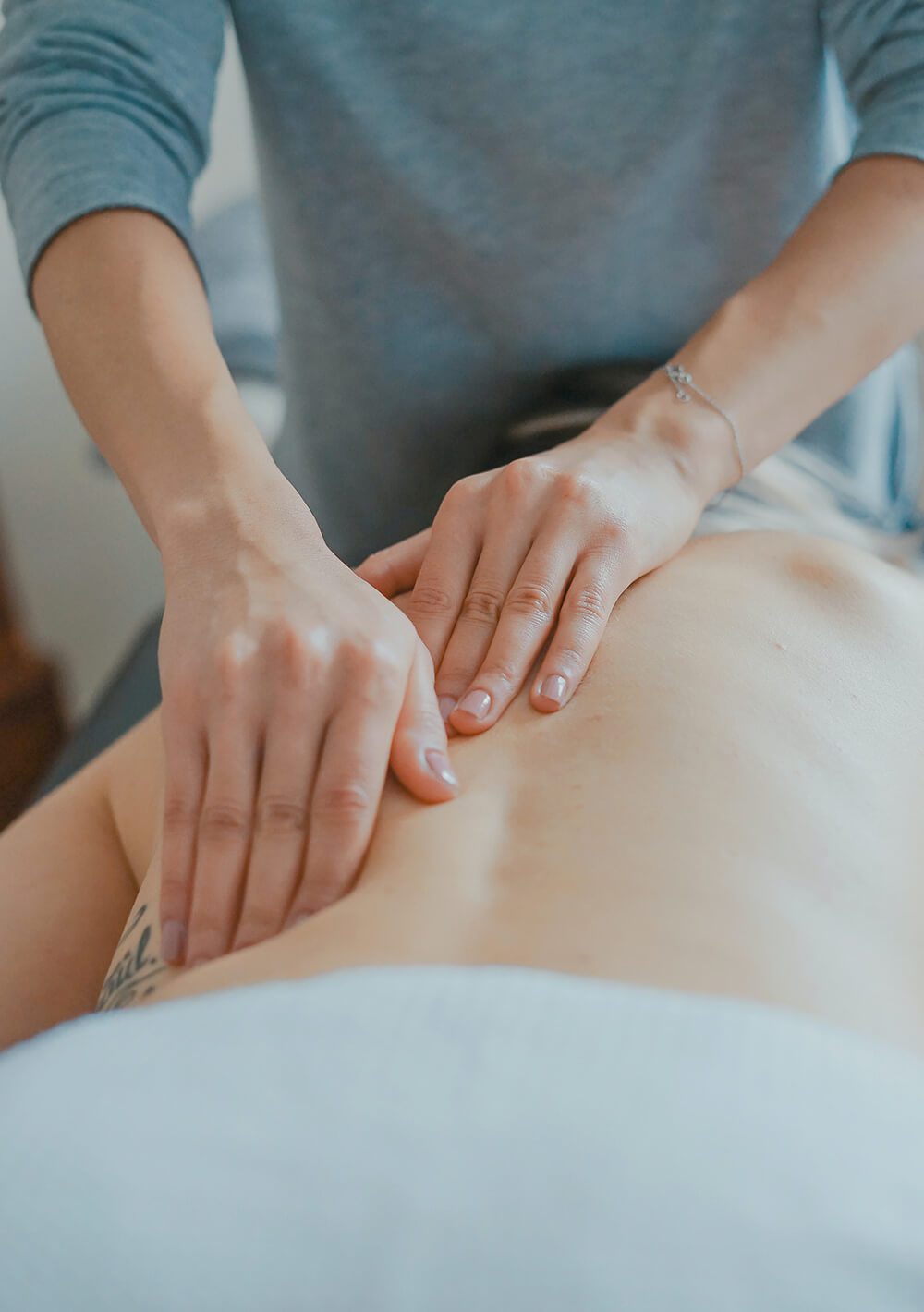 massage thearpist streching and massaging client